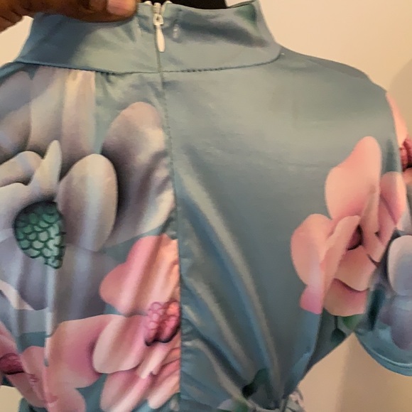 Flowery long dress with a short sleeve also have a belt - Picture 4 of 4